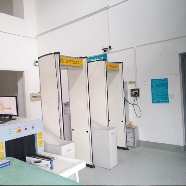 “電子廠安檢門”/